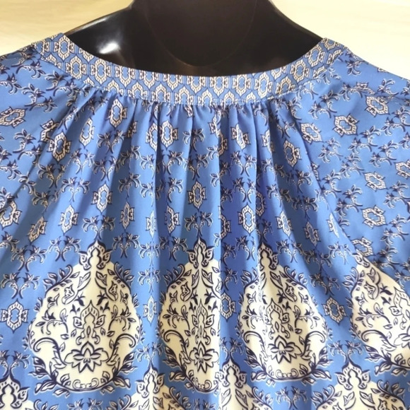 pretty blue fancy print blouse EUC 💙 - Picture 7 of 8
